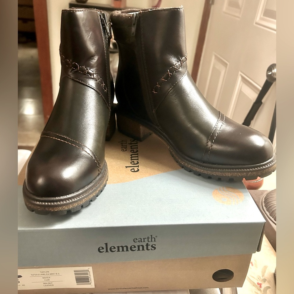 NIB EARTH Elements Taylen Walnut Lug Soled Block Heeled Zip Chelsea Boot 8.5M/39